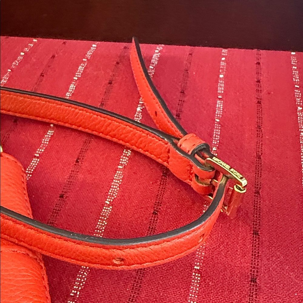 Michael Kors Pebbled Leather crossbody bag EST 1981 Gold hardware. Like New - Picture 10 of 16